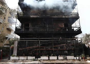 «Ακούστηκαν εκρήξεις, παίρναμε τηλέφωνο, δεν απαντούσε κανείς»: Μαρτυρίες για τη φωτιά στο Ίλιον που έκαψε μαγαζί και διαμερίσματα