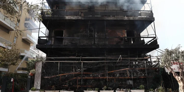 «Ακούστηκαν εκρήξεις, παίρναμε τηλέφωνο, δεν απαντούσε κανείς»: Μαρτυρίες για τη φωτιά στο Ίλιον που έκαψε μαγαζί και διαμερίσματα