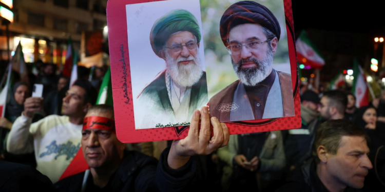 Axios: Πώς ο ανώτατος ηγέτης του Ιράν κατέληξε σε εκεχειρία με τον Τραμπ