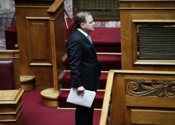 Δίκη Τέμπη: Ο κατηγορούμενος επιθεωρητής Λάρισας του ΟΣΕ κινείται νομικά κατά του Καραμανλή