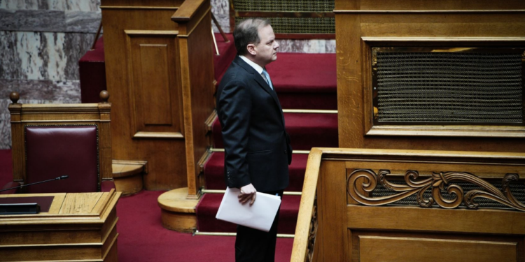 Δίκη Τέμπη: Ο κατηγορούμενος επιθεωρητής Λάρισας του ΟΣΕ κινείται νομικά κατά του Καραμανλή