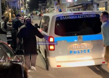 Κεφαλονιά: «Δολοφόνοι» φώναζε το πλήθος στους 3 προφυλακισθέντες – Τους έβγαλαν από την πίσω πόρτα