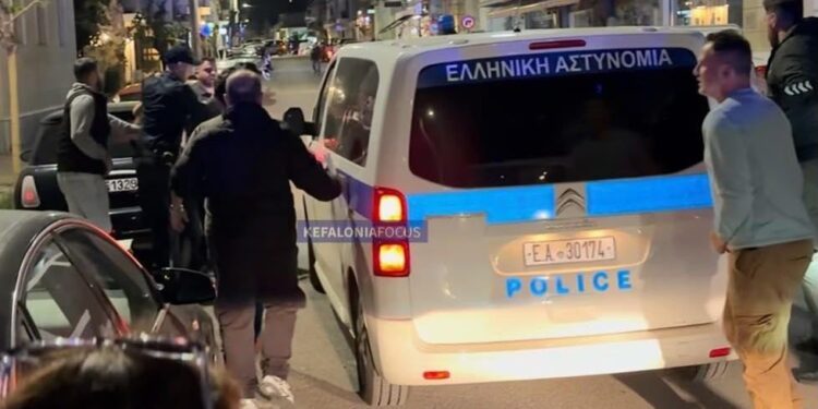 Κεφαλονιά: «Δολοφόνοι» φώναζε το πλήθος στους 3 προφυλακισθέντες – Τους έβγαλαν από την πίσω πόρτα