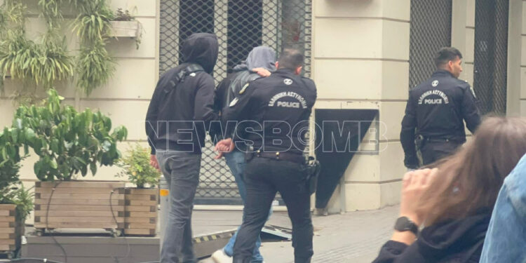 Θρίλερ στο κέντρο της Αθήνας με νεκρή γυναίκα σε ακάλυπτο – Η στιγμή της προσαγωγής του υπόπτου