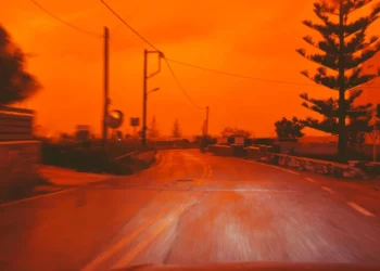 «Πνίγηκαν» από την αφρικανική σκόνη Κρήτη και Κυκλάδες: Προβλήματα σε πτήσεις, δεμένα πλοία στα λιμάνια λόγω θυελλωδών ανέμων, δείτε βίντεο