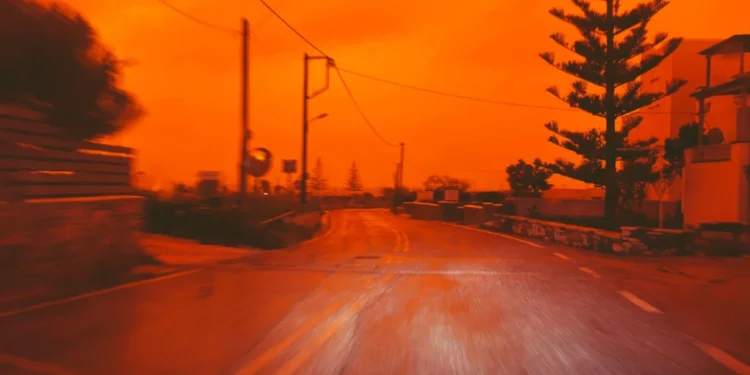 «Πνίγηκαν» από την αφρικανική σκόνη Κρήτη και Κυκλάδες: Προβλήματα σε πτήσεις, δεμένα πλοία στα λιμάνια λόγω θυελλωδών ανέμων, δείτε βίντεο