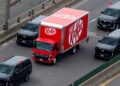 Φορτηγό της KitKat εμφανίστηκε με VIP συνοδεία μετά την κλοπή 12 τόνων σοκολάτας: Τι κρύβεται πίσω από την κίνηση, δείτε βίντεο