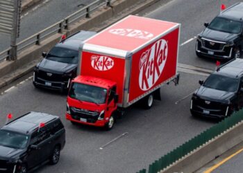 Φορτηγό της KitKat εμφανίστηκε με VIP συνοδεία μετά την κλοπή 12 τόνων σοκολάτας: Τι κρύβεται πίσω από την κίνηση, δείτε βίντεο