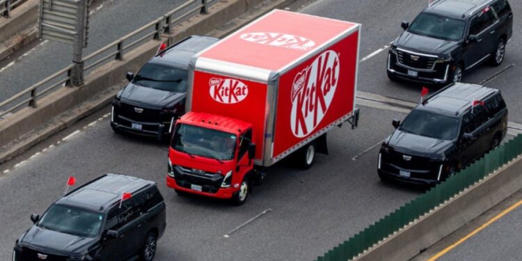 Φορτηγό της KitKat εμφανίστηκε με VIP συνοδεία μετά την κλοπή 12 τόνων σοκολάτας: Τι κρύβεται πίσω από την κίνηση, δείτε βίντεο