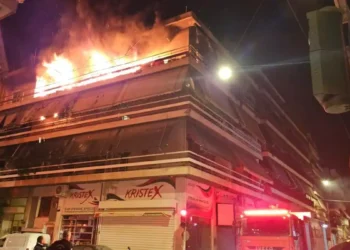 Τραγωδία στον Κολωνό: Νεκροί ένας άνδρας και μια γυναίκα μετά από φωτιά σε πολυκατοικία