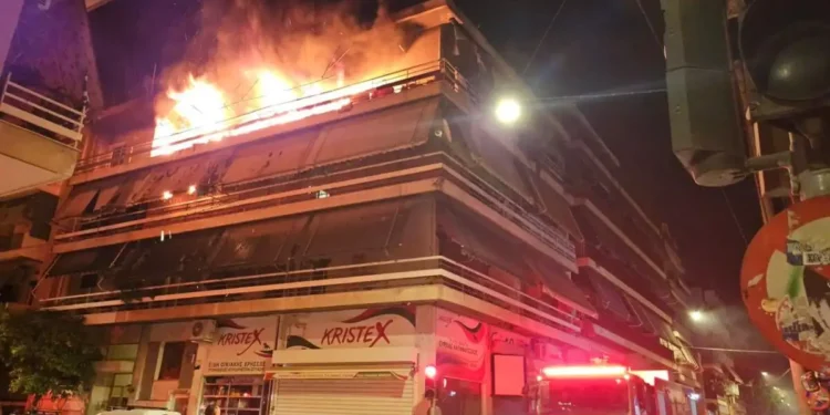 Τραγωδία στον Κολωνό: Νεκροί ένας άνδρας και μια γυναίκα μετά από φωτιά σε πολυκατοικία