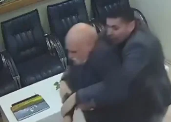 Τουρκία: Ηλικιωμένος μπήκε σε κυβερνητικό κτίριο και επιτέθηκε με μπαλτά σε υπάλληλο