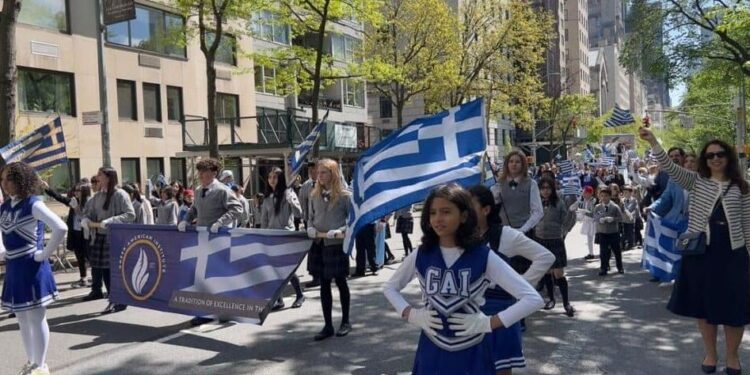 Νέα Υόρκη: Στα γαλανόλευκα η Πέμπτη Λεωφόρος για τα 205 χρόνια από την επανάσταση του 1821