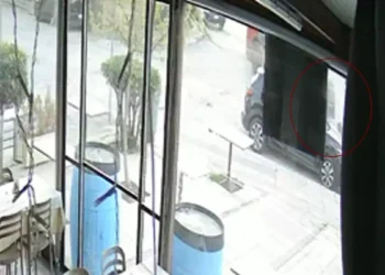 Μενίδι: Βίντεο ντοκουμέντο από το φορτηγό να περνάει πάνω από την 82χρονη που έχασε τη ζωή της στο τροχαίο