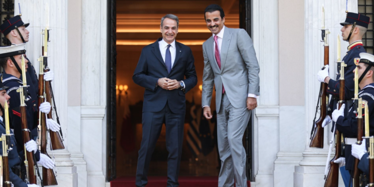 Ο Πρωθυπουργός υποδέχθηκε όλο χαρά τον Εμίρη του Κατάρ