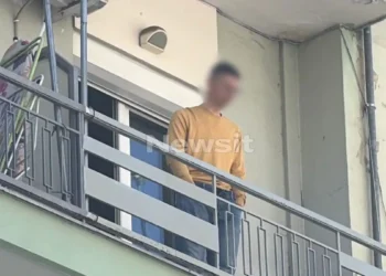 Θεσσαλονίκη: Φοιτητής απειλεί να πέσει από τον 3ο όροφο πολυκατοικίας – Zητάει βοήθεια ψυχολόγου