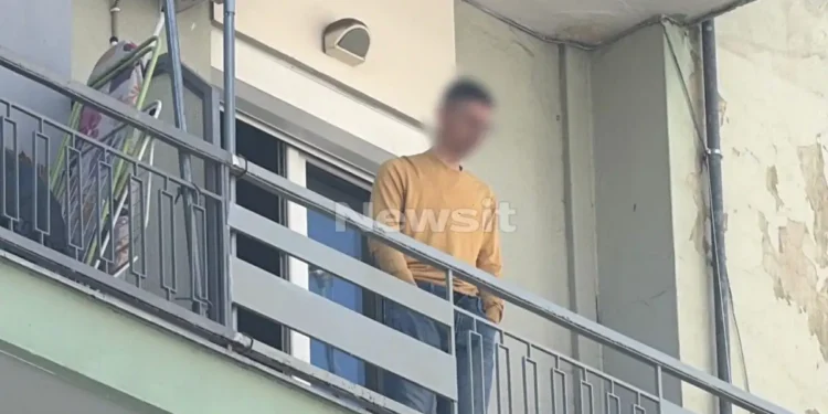 Θεσσαλονίκη: Φοιτητής απειλεί να πέσει από τον 3ο όροφο πολυκατοικίας – Zητάει βοήθεια ψυχολόγου