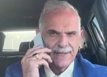 Εξάρχεια: Άγρια επίθεση στον γιο του γνωστού ποινικολόγου Νίκου Ρουσσόπουλου – Τον χτύπησαν με σιδηρογροθιά στο κεφάλι