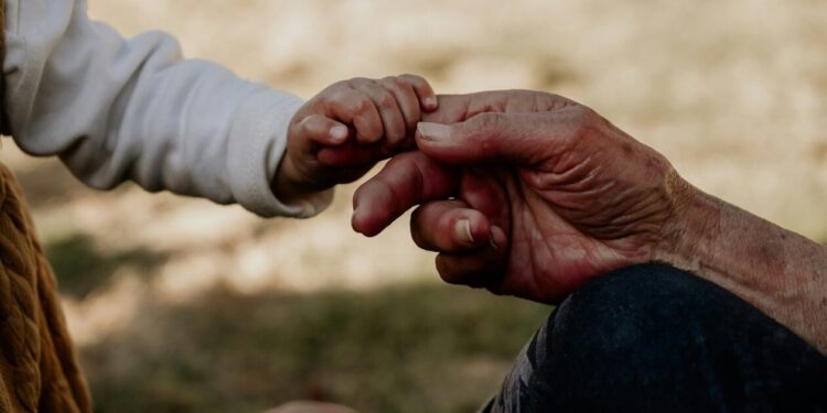 Νταντάδες της Γειτονιάς: Ανοίγει τη Δευτέρα η πλατφόρμα – Όλες οι προϋποθέσεις