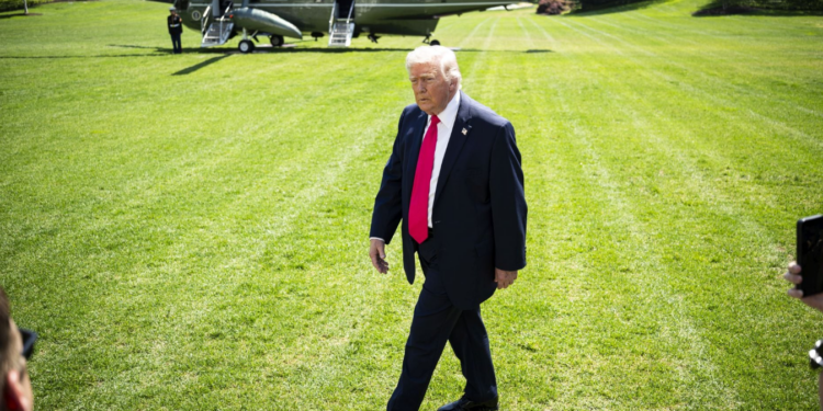 Τραμπ: Σκληραίνει τη στάση για τα Στενά του Ορμούζ – Νέες απειλές προς το Ιράν