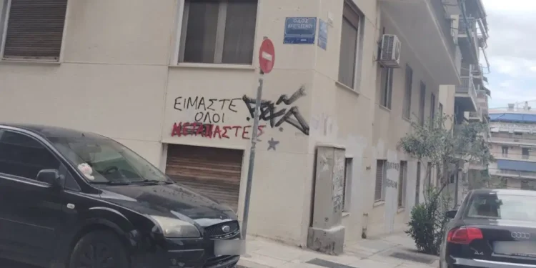 Παγκράτι: «Της έδωσε μπουνιά, την πέταξε κάτω και άρχισε να την κλωτσάει», λέει φίλος της 22χρονης που δέχτηκε επίθεση από τον οδηγό μηχανής