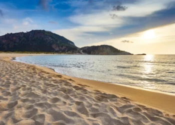 Αυτές είναι οι «Απάτητες Παραλίες» για το 2026: Άλλες 13 στη λίστα, δείτε και τις 251 – Απαγορεύονται ομπρέλες και ξαπλώστρες