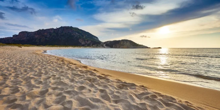 Αυτές είναι οι «Απάτητες Παραλίες» για το 2026: Άλλες 13 στη λίστα, δείτε και τις 251 – Απαγορεύονται ομπρέλες και ξαπλώστρες