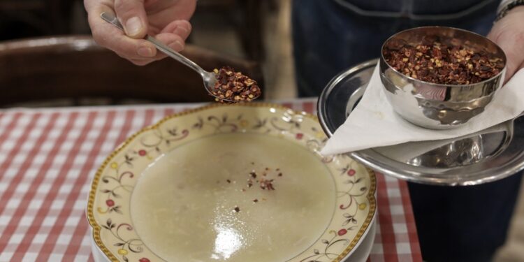 Καβγάς Ελλήνων και Τούρκων για τον πατσά: «Τον έτρωγαν οι Μνηστήρες της Πηνελόπης», «το πωλούσαν στην Κωνσταντινούπολη το 1700»