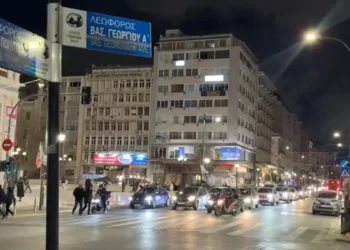 Πειραιάς: «Πετάχτηκε ξαφνικά μπροστά μου» υποστηρίζει ο οδηγός του λεωφορείου – Μάχη για τη ζωή του δίνει ο 17χρονος