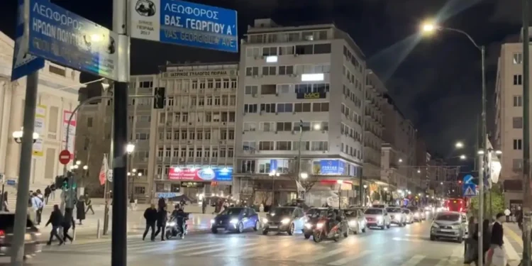 Πειραιάς: «Πετάχτηκε ξαφνικά μπροστά μου» υποστηρίζει ο οδηγός του λεωφορείου – Μάχη για τη ζωή του δίνει ο 17χρονος