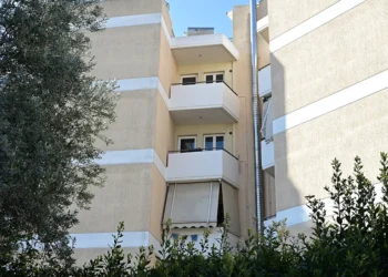 27χρονη έπεσε δύο φορές από τον 4ο όροφο πολυκατοικίας στο Μαρούσι – Συνελήφθη ο σύζυγός της