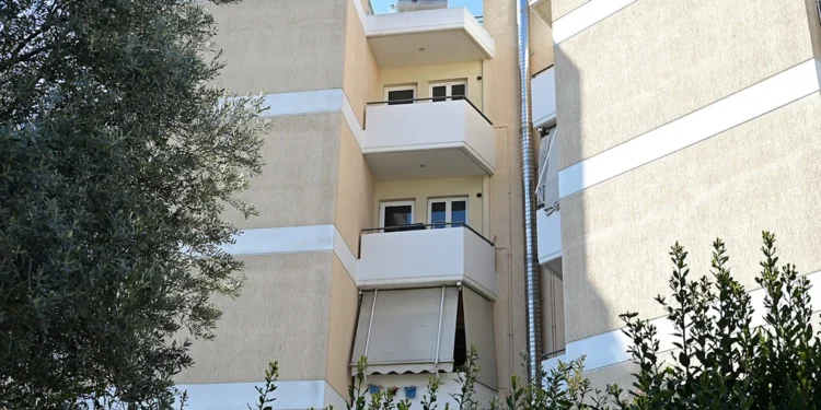 27χρονη έπεσε δύο φορές από τον 4ο όροφο πολυκατοικίας στο Μαρούσι – Συνελήφθη ο σύζυγός της