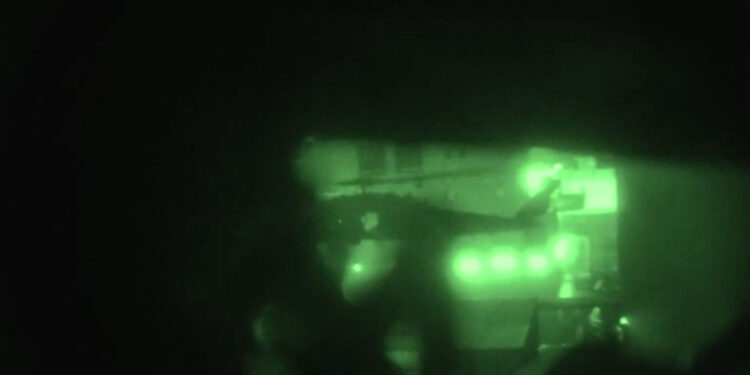 ΗΠΑ: Η στιγμή που Αμερικανοί καταλαμβάνουν πλοίο με ιρανική σημαία – Βίντεο