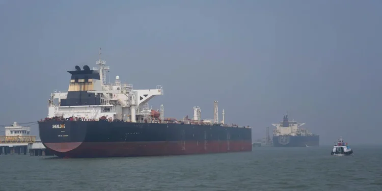 Πέρασαν τα δύο πρώτα πλοία από τα Στενά του Ορμούζ – Το πρώτο είναι ελληνόκτητο