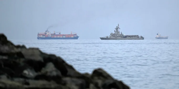 Χτυπήθηκε και δεύτερο πλοίο στο Ορμούζ -Ελληνικό πλοίο με κοντέινερ δέχθηκε πυρά από τους Φρουρούς της Επανάστασης