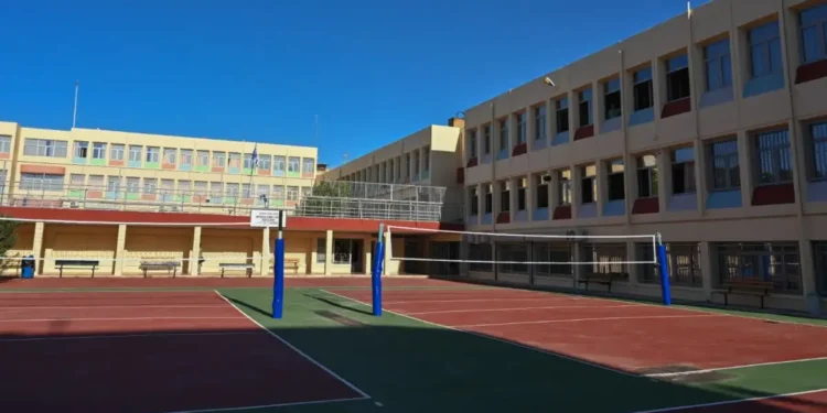 Χαϊδάρι: Μαθήτρια έπεσε από τον 1ο όροφο του σχολείου της – Νοσηλεύεται σε σοβαρή κατάσταση