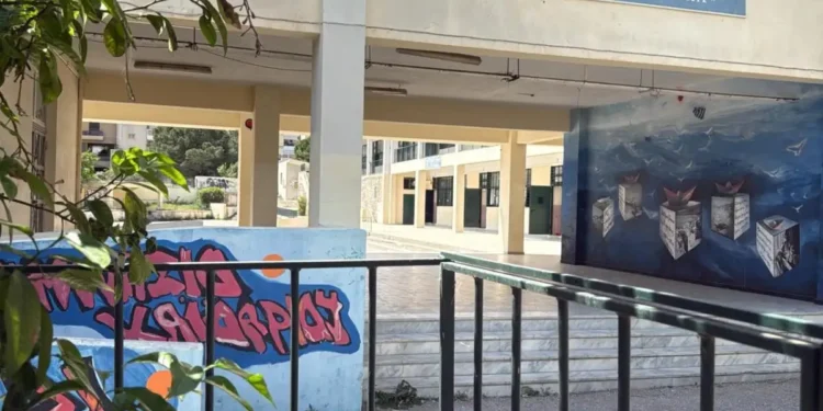 Χαϊδάρι: 4 ώρες κράτησε το χειρουργείο για την 13χρονη που έπεσε από μπαλκόνι στο σχολείο της – «Είναι θαύμα που ζει»