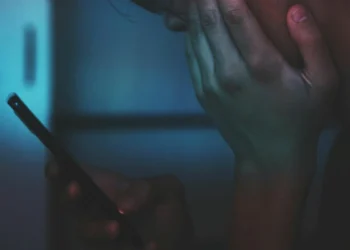 Τι μπορεί να προκαλέσει το scrolling στην τουαλέτα; «Έχετε 46% μεγαλύτερο κίνδυνο», προειδοποιεί ειδικός