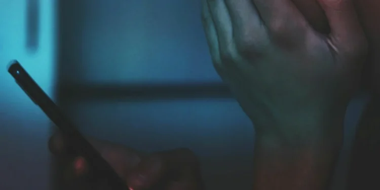 Τι μπορεί να προκαλέσει το scrolling στην τουαλέτα; «Έχετε 46% μεγαλύτερο κίνδυνο», προειδοποιεί ειδικός