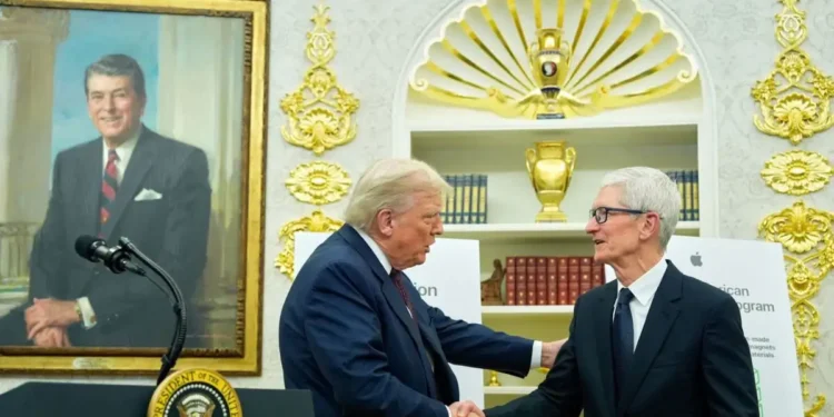 Ντόναλντ Τραμπ για Τιμ Κουκ: «Κάποτε μου φίλησε τον κ… για να λύσω ένα πρόβλημά του»