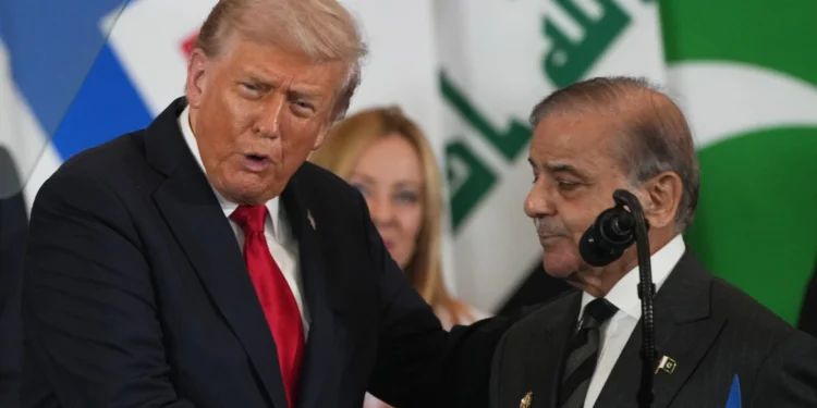 BBC: Γιατί μόνο το Πακιστάν μπορούσε να φέρει ΗΠΑ και Ιράν σε συμφωνία, η «αδελφική» σχέση και ο αγαπημένος στρατάρχης του Τραμπ