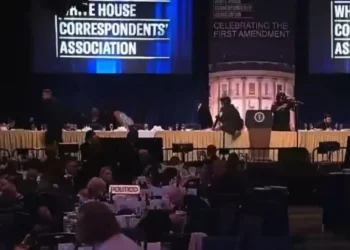 Πανικός από πυροβολισμούς στο δείπνο των ανταποκριτών του Λευκού Οίκου – Ο Ντόναλντ Τραμπ απομακρύνθηκε από τις μυστικές υπηρεσίες