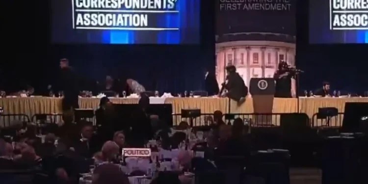 Πανικός από πυροβολισμούς στο δείπνο των ανταποκριτών του Λευκού Οίκου – Ο Ντόναλντ Τραμπ απομακρύνθηκε από τις μυστικές υπηρεσίες