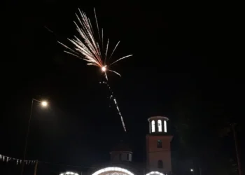 Ανάσταση: Με κατάνυξη το «Χριστός Ανέστη» σε Αθήνα και Θεσσαλονίκη