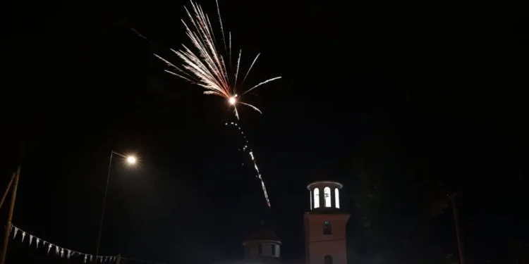 Ανάσταση: Με κατάνυξη το «Χριστός Ανέστη» σε Αθήνα και Θεσσαλονίκη