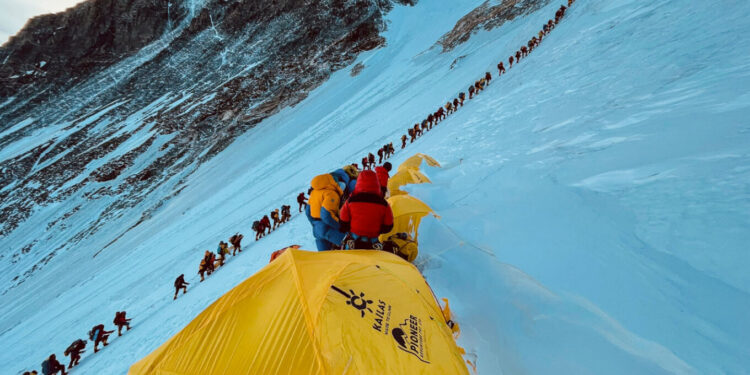 Απάτη 20 εκατομμυρίων δολαρίων στο Έβερεστ: Δηλητηρίαζαν ορειβάτες για να δικαιολογούν αεροδιακομιδές!