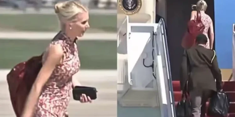 Viral η «μυστηριώδης γυναίκα» με την κόκκινη τσάντα που επιβιβάζεται στο Air Force One με τον Τραμπ – Την αποκαλούν «human printer»