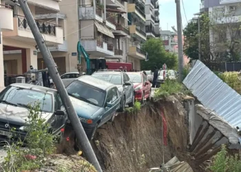 Θεσσαλονίκη: «Βούλιαξε» δρόμος κατά τη διάρκεια εργασιών – Βρέθηκε στο κενό παρκαρισμένο αυτοκίνητο