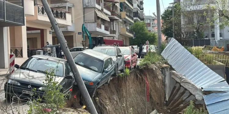 Θεσσαλονίκη: «Βούλιαξε» δρόμος κατά τη διάρκεια εργασιών – Βρέθηκε στο κενό παρκαρισμένο αυτοκίνητο
