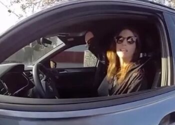 Αστυνομικός έγινε viral: «Είδε» οδηγό με ακρωτηριασμένο άκρο ότι κρατούσε κινητό μ’ αυτό κι οδηγούσε